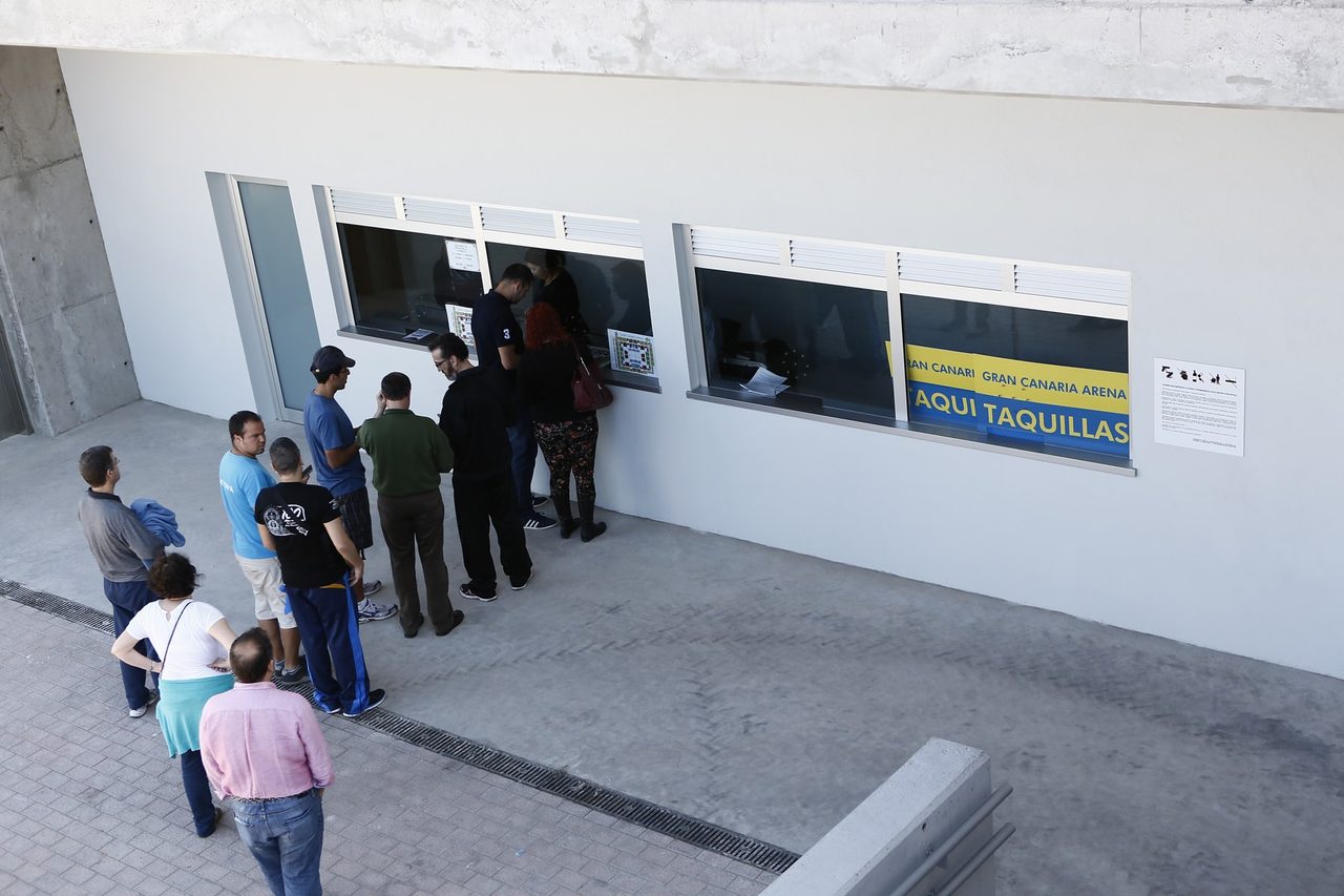 Aficionados haciendo cola en las taquillas del Gran Canaria Arena