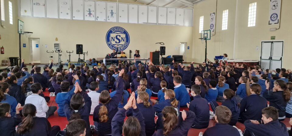 Estudiantes del Colegio Ntra Señora de las Nieves participan en un evento con el CB Gran Canaria.
