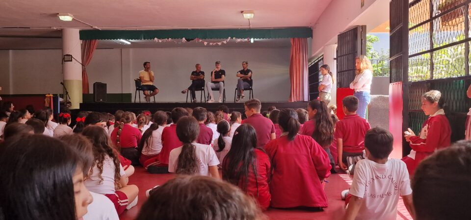Estudiantes escuchan a miembros del CB Gran Canaria en un evento en el CEIP Nanda Cambres.