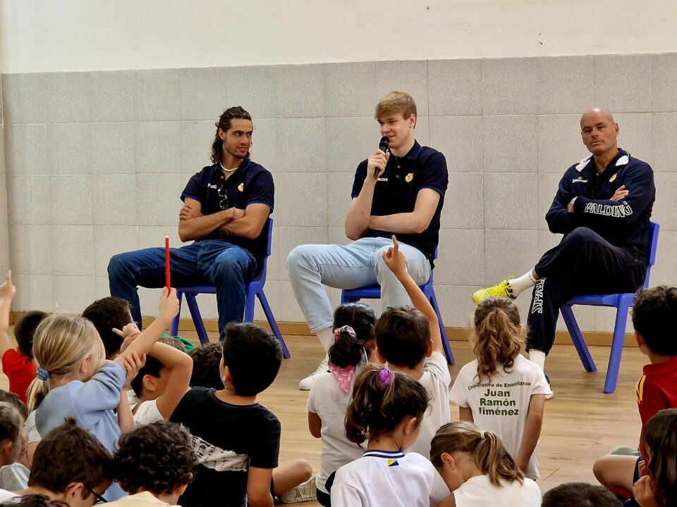 Miguel Serrano y Nazar Kulishenko conversan con niños en un aula del colegio.