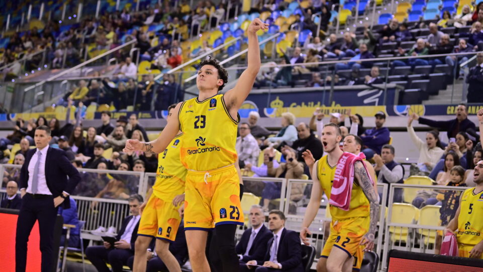 Jugador del Club Baloncesto Gran Canaria celebra una anotación durante un partido.