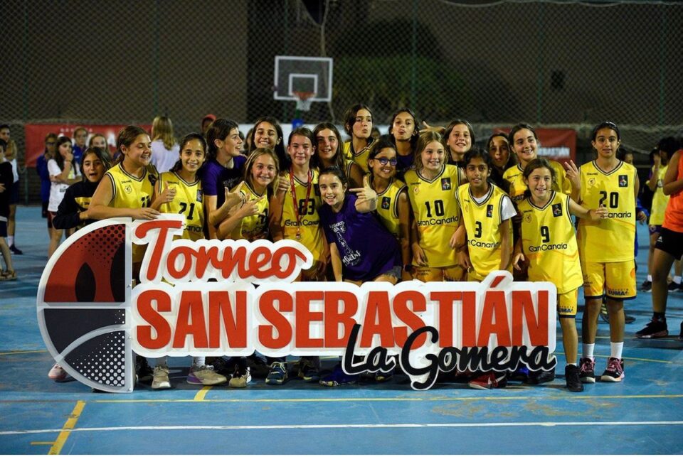  compañerismo y un título en Semana Santa para la estructura femenina",Equipo femenino de baloncesto celebra su título en el Torneo San Sebastián en La Gomera.