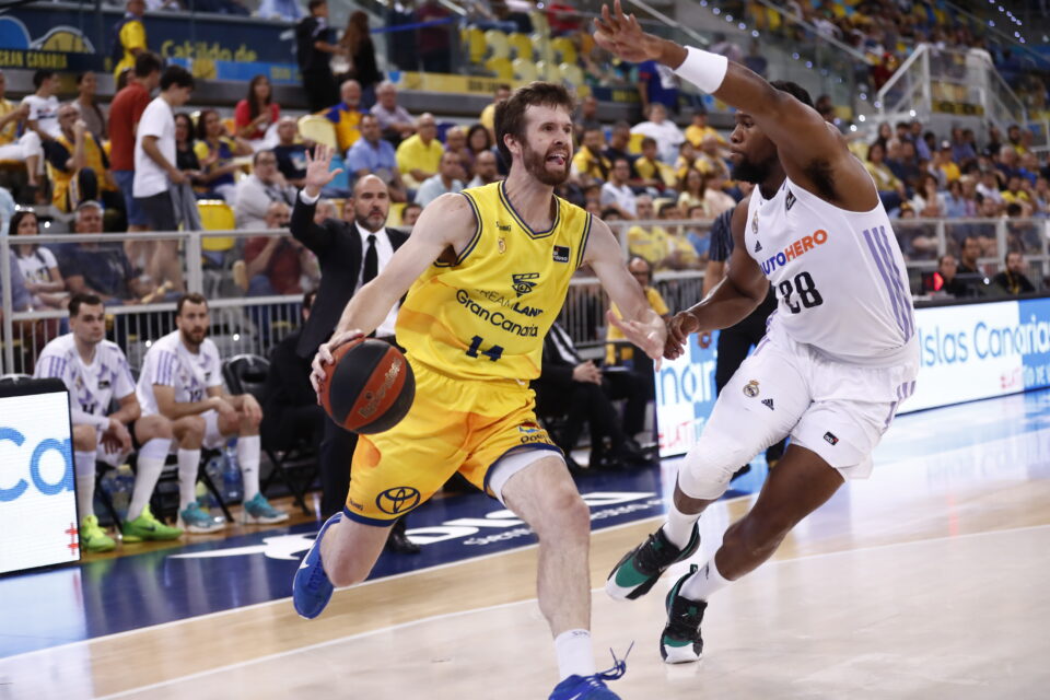 Baloncestista del Gran Canaria driblando bajo presión en un partido de la Liga Endesa.