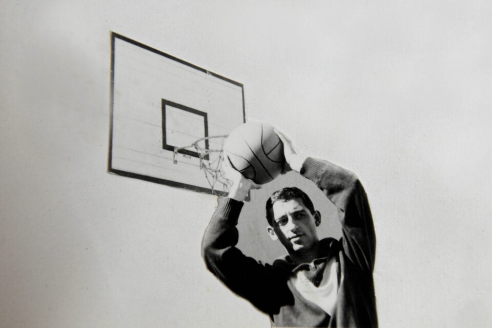  60 años de vida del Club Baloncesto Gran Canaria","Jugando baloncesto, un jugador lanza el balón hacia la canasta. En blanco y negro.