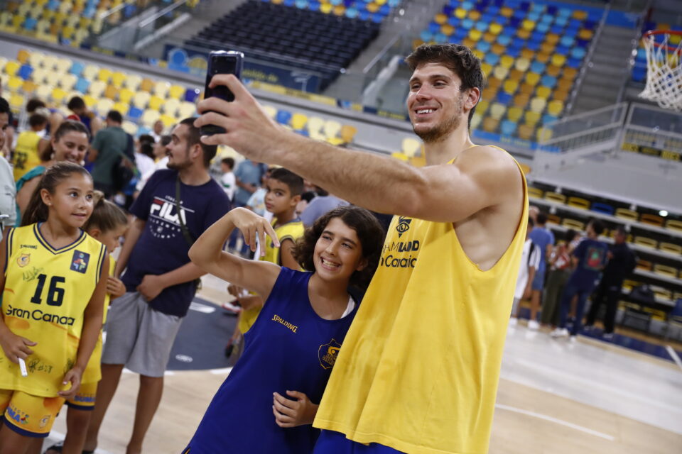 Jugadores del Dreamland Gran Canaria posan sonrientes con jóvenes aficionados.