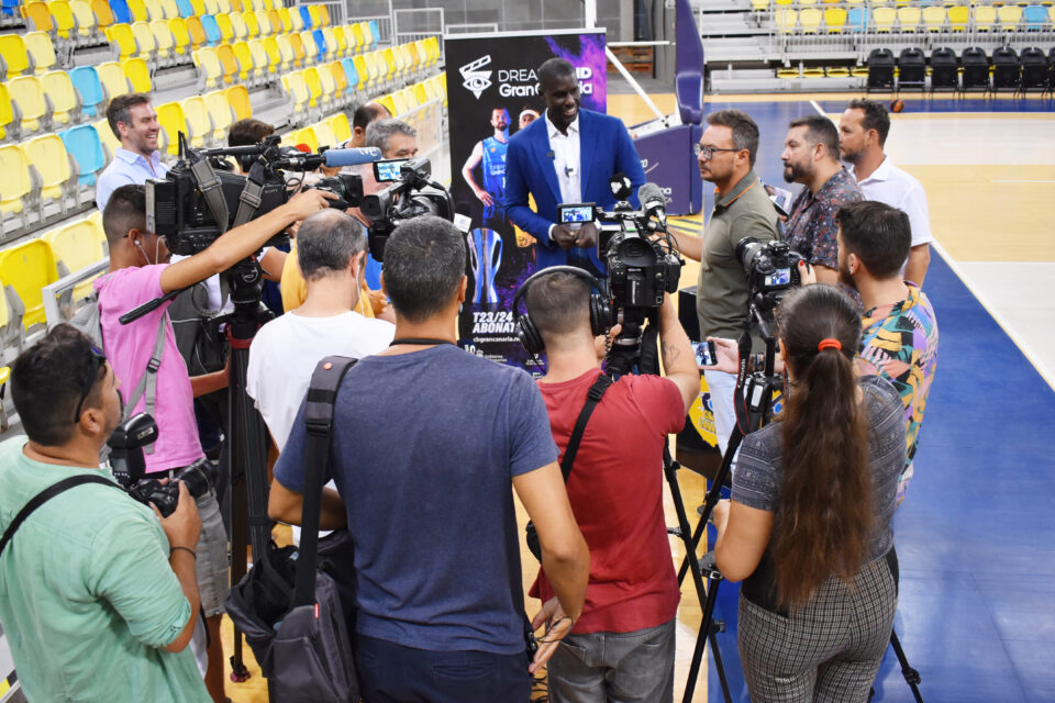 Rueda de prensa del Dreamland Gran Canaria con numerosos periodistas y cámaras.