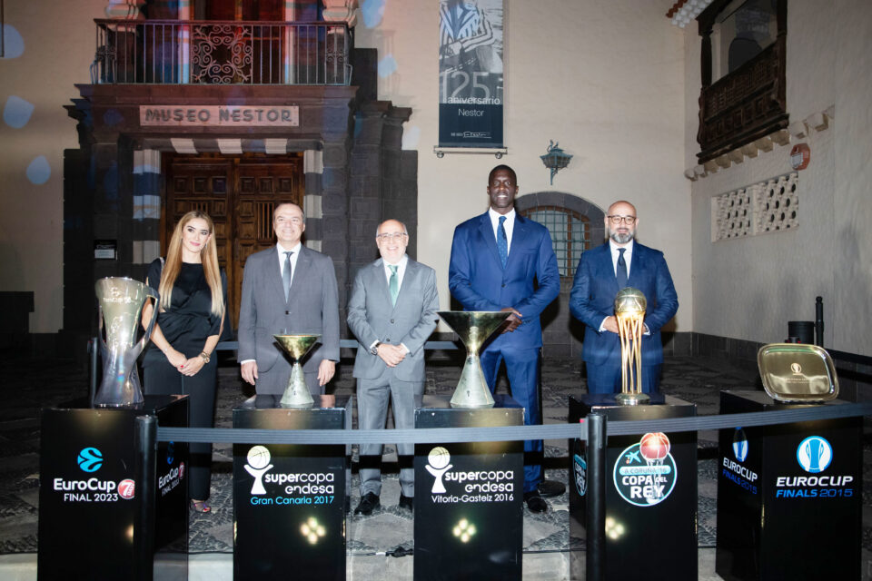 Celebración del 60 aniversario del Club Baloncesto Gran Canaria con trofeos en exhibición.