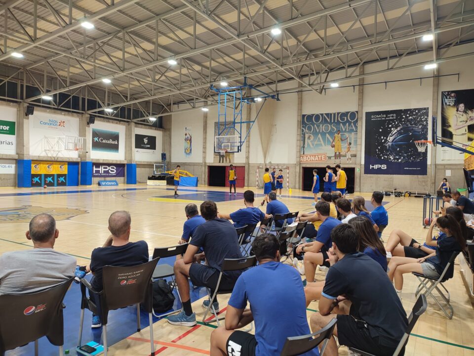 Jornada de formación para técnicos del CB Gran Canaria en un gimnasio deportivo.