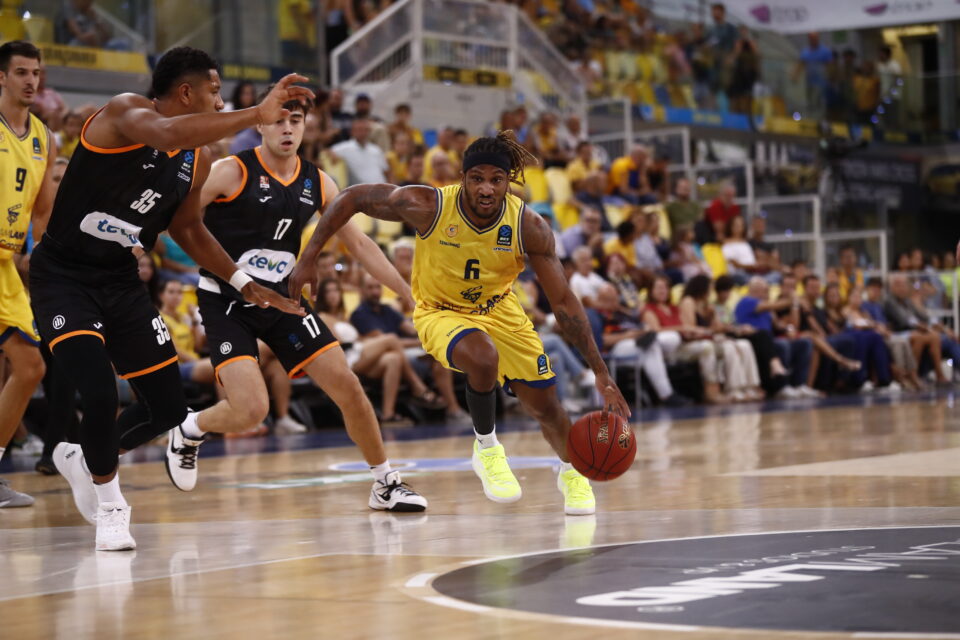 Jugador del Club Baloncesto Gran Canaria driblando el balón durante un partido competitivo.