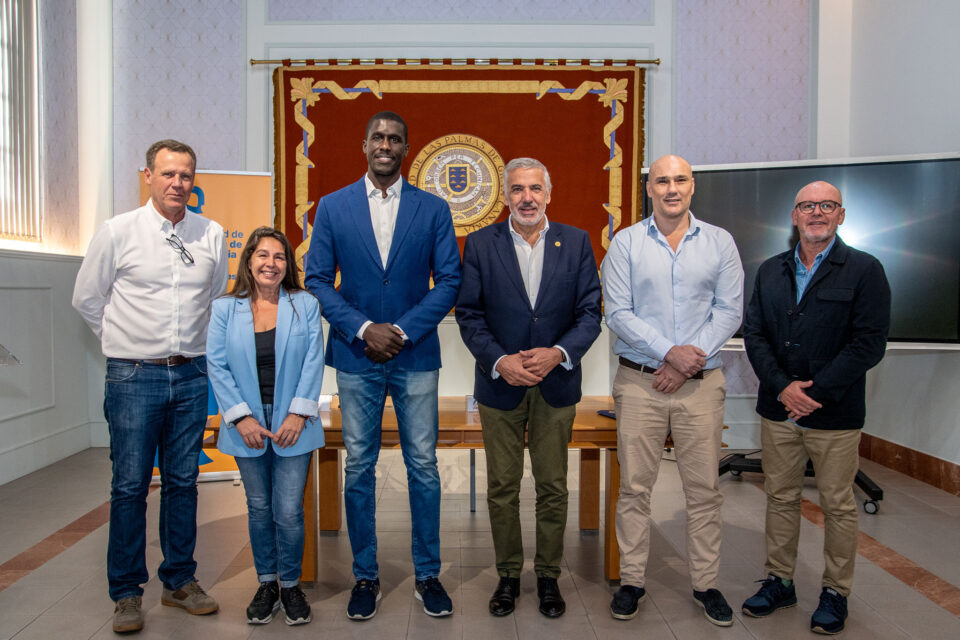 Evento de promoción del baloncesto femenino con varios representantes posando juntos.