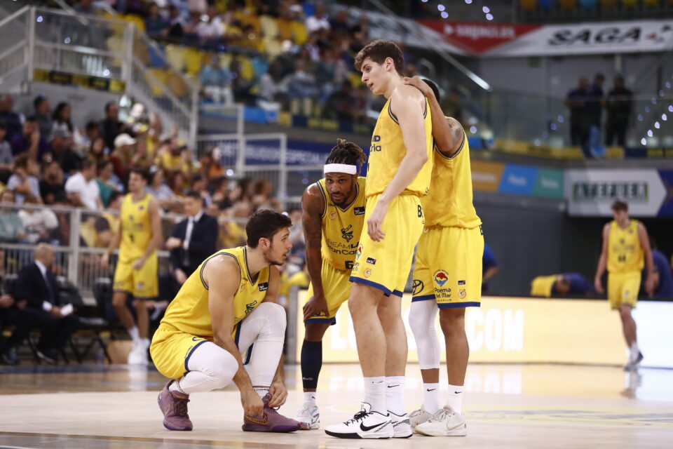 a por el gigante blanco (D10, 11:30h)",Jugadores del Dreamland Gran Canaria en una charla táctico durante un partido.