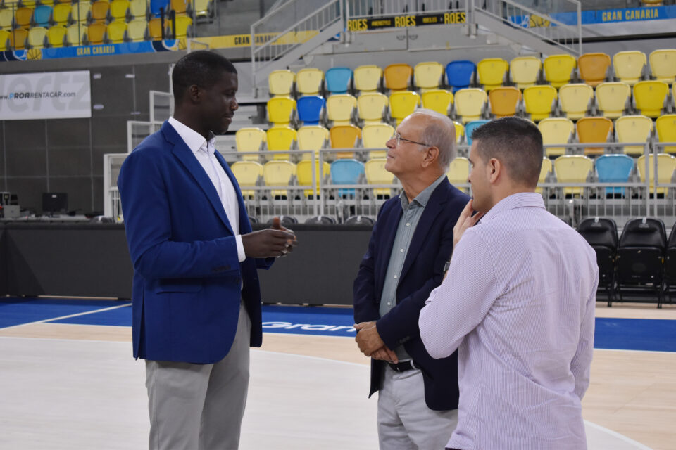 Reunión del Club Baloncesto Gran Canaria para el acuerdo con ICSE en la cancha.