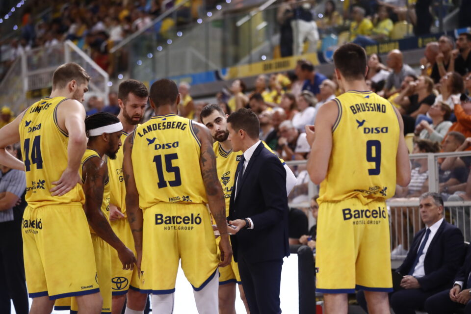 Jugadores del Club Baloncesto Gran Canaria en tiempo de descanso con su entrenador.