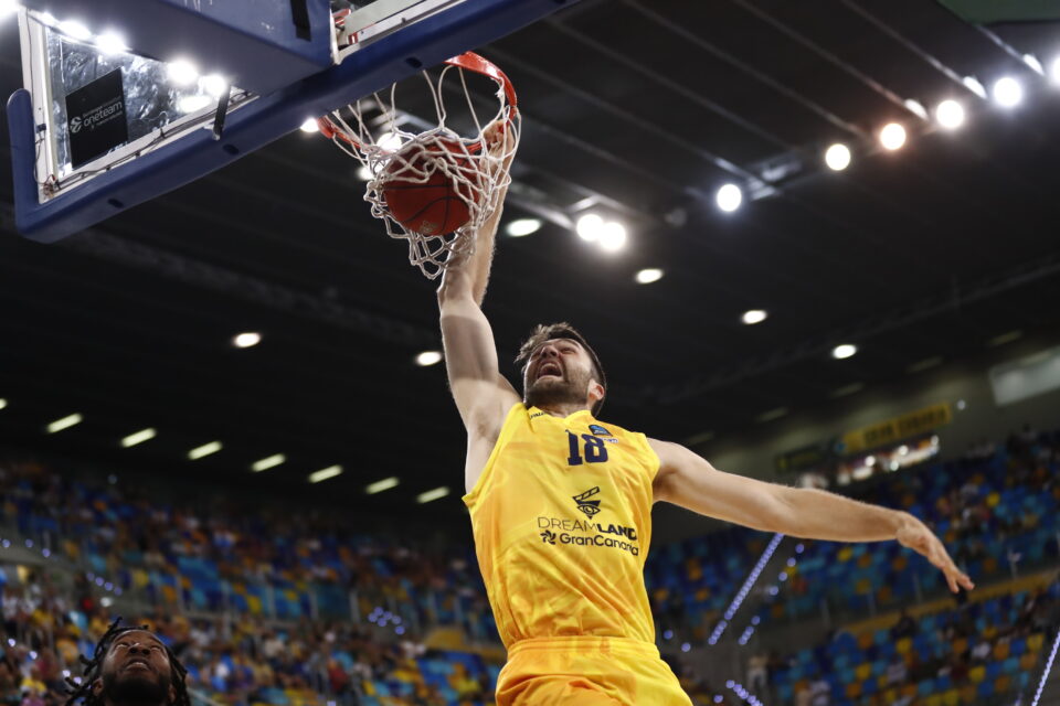  en diez claves",Jugador de baloncesto lanzando a canasta durante un partido de Dreamland Gran Canaria.