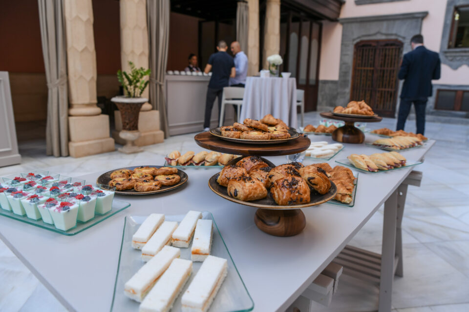  a Royal Hideaway Hotel, el escenario perfecto para activar el modo derbi canario","Buffet con postres y aperitivos en un evento en el Santa Catalina, Royal Hideaway Hotel.