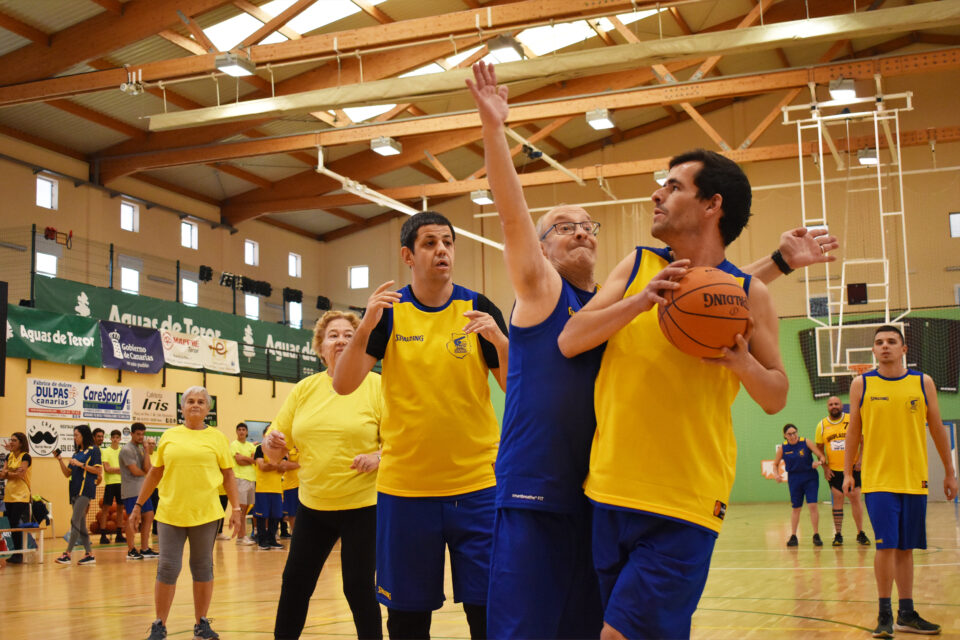 Jugadores de baloncesto participan en un evento del Proyecto Suma en Teror.
