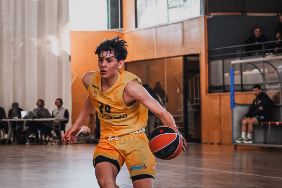 Jugador del Gran Canaria cadete avanza con el balón durante el torneo de baloncesto.
