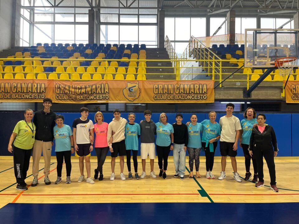  unidos en la colaboración del Programa WorkExperience",Grupo de participantes del Programa WorkExperience en el Club Baloncesto Gran Canaria.