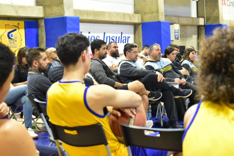 unidos en una fructífera formación de entrenadores",Entrenadores y asistentes en una sesión de formación del Club Baloncesto Gran Canaria.