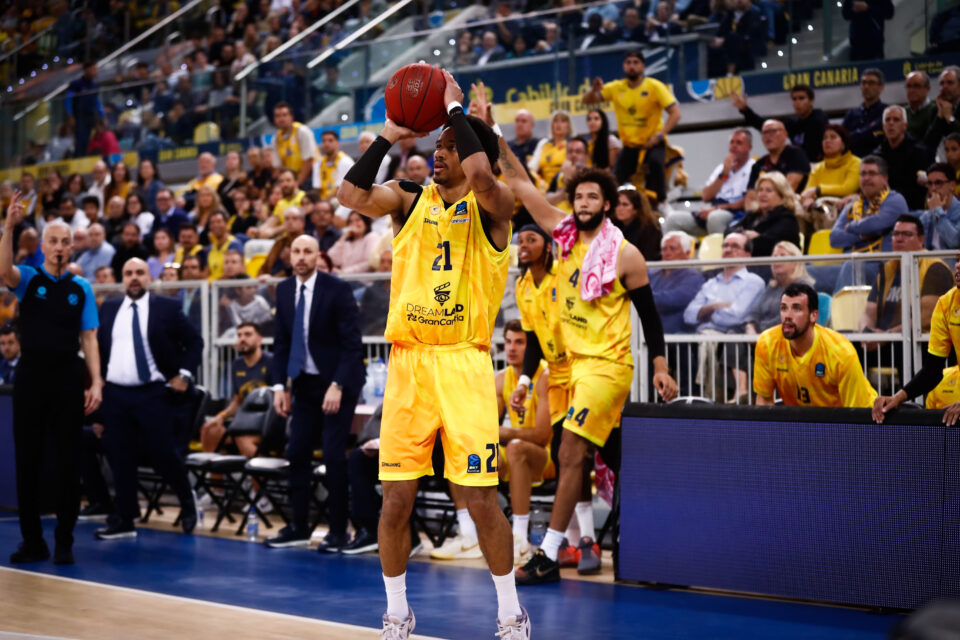Jugador del Dreamland Gran Canaria prepara un lanzamiento en un partido emocionante.