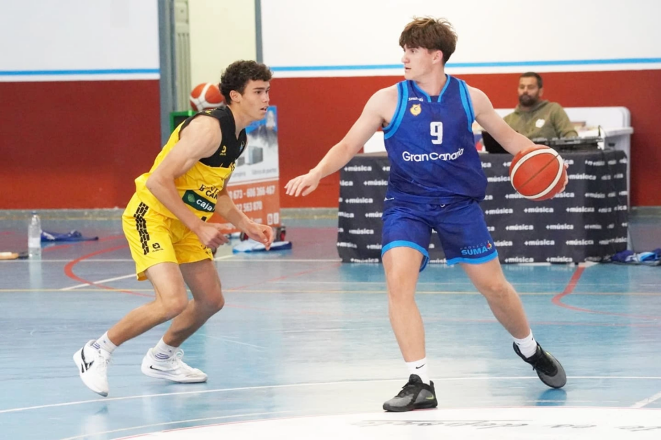 al Campeonato de España",Jugadores de baloncesto en acción durante un partido del Campeonato de España.
