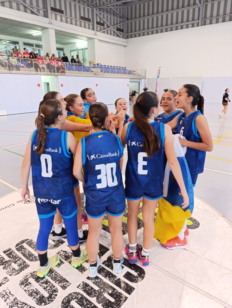 Jugadoras del equipo femenino celebrando en la cancha tras ganar el torneo.