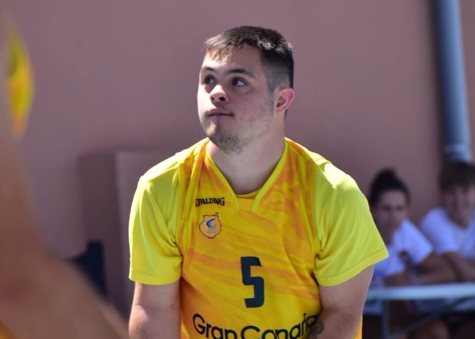presente en una nueva jornada de Baloncesto Sin Límites",Jugador de baloncesto en acción durante una jornada del Proyecto Suma en Gran Canaria.