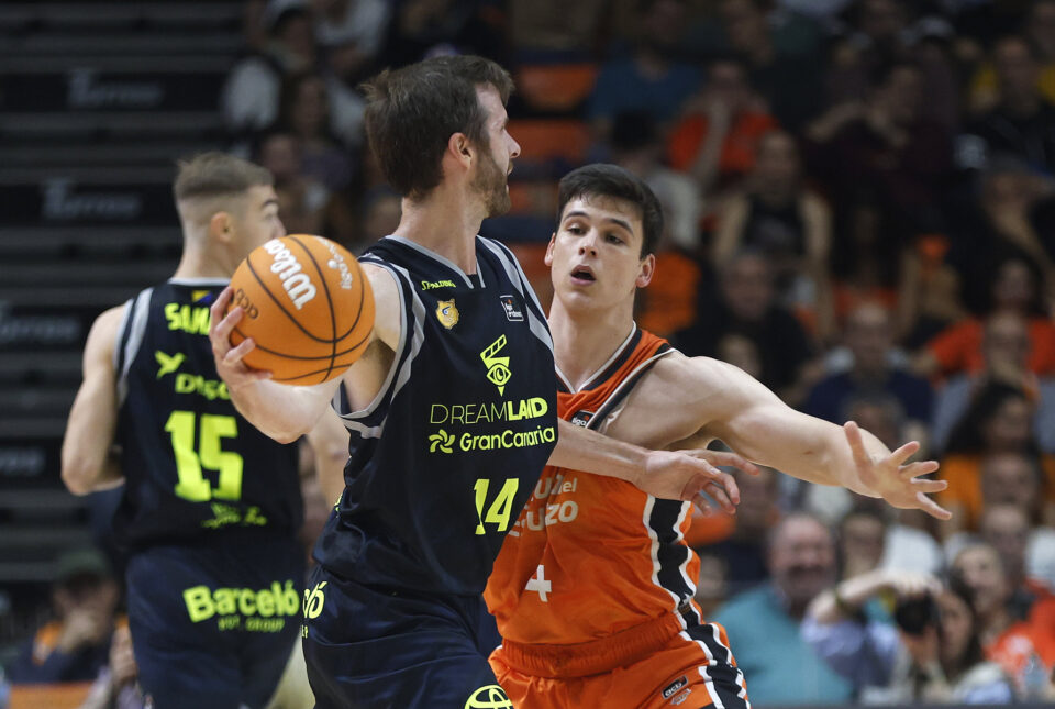 Jugadores de baloncesto en acción durante un partido entre Dreamland Gran Canaria y Valencia Basket.