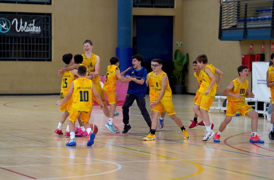 Jugadores del preinfantil masculino celebran su victoria como campeones de Canarias.