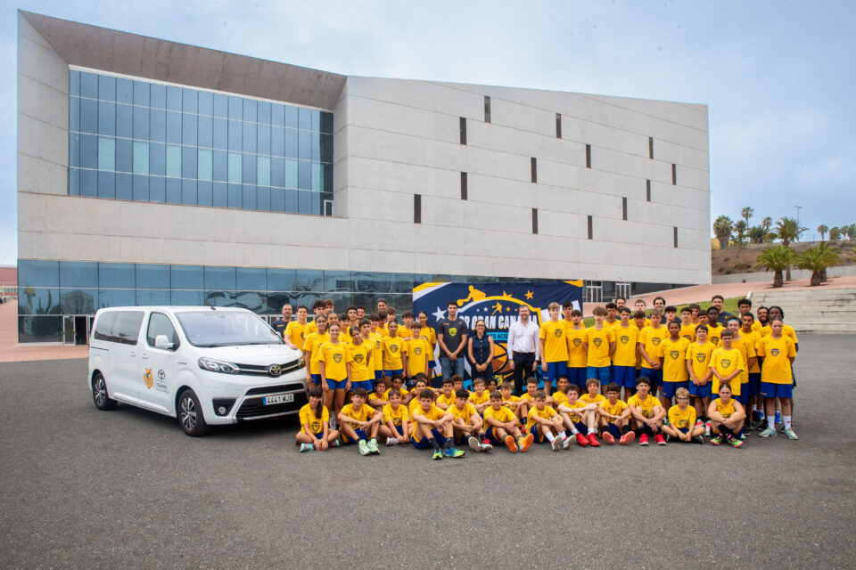 Grupo de jóvenes y entrenadores en la clausura de la II CBGC Summer Academy.