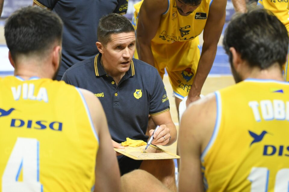Entrenador del Dreamland Gran Canaria explica tácticas a sus jugadores durante un tiempo muerto.