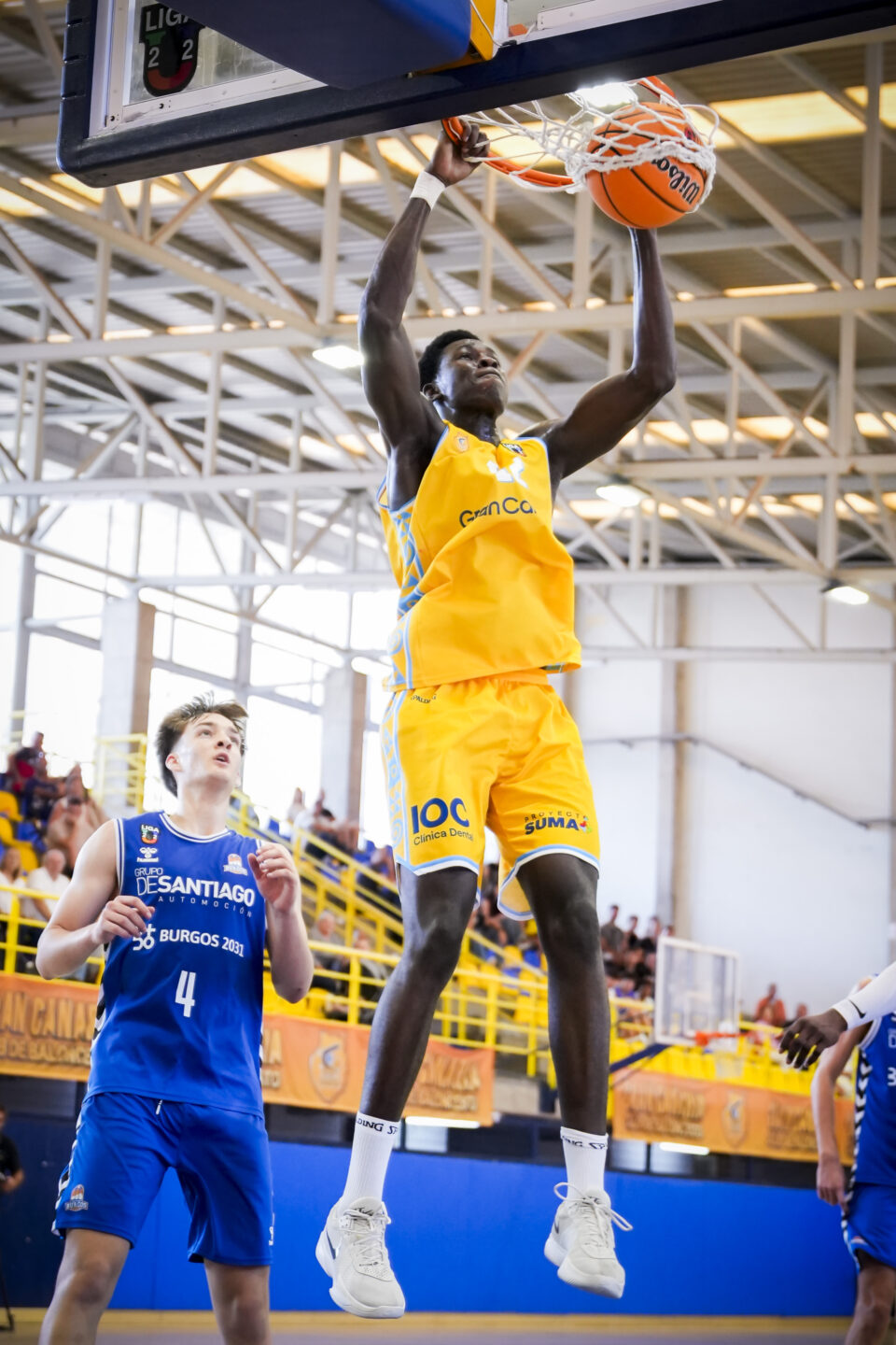 Code Mbengue anotando un mate en el partido del Gran Canaria U22 ante Burgos Grupo de Santiago.