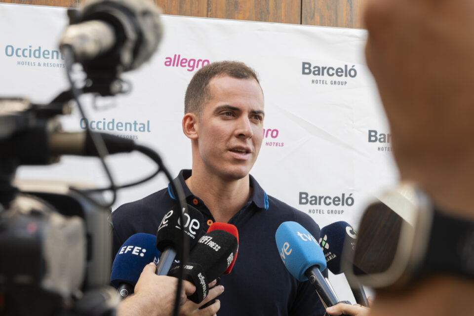  con ganas: ""Estamos deseando empezar""",Jugador del Club Baloncesto Gran Canaria habla ante múltiples micrófonos en un evento.