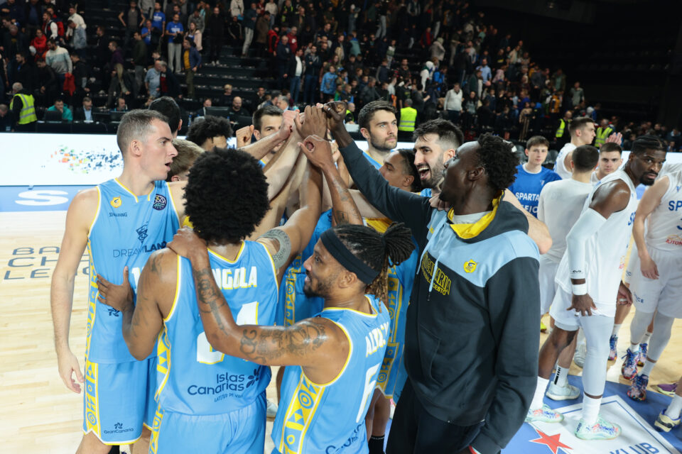 El Dreamland Gran Canaria celebra la victoria en la pista del kk Spartak Office Shoes.