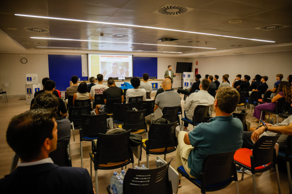 Charla de CaixaBank a jugadores del CB Gran Canaria sobre ahorros e inversión