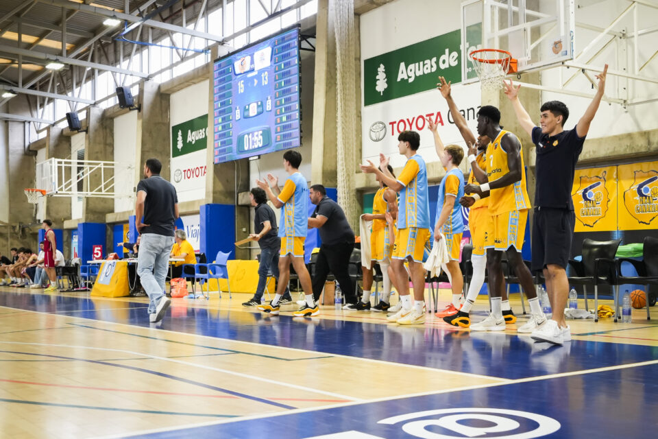 El banquillo del Gran Canaria U22 celebra una canasta. 