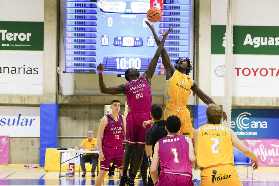 Miteo, en el salto inicial del partido ante Amara Lleida. 