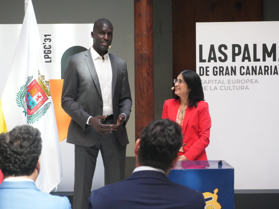 Sitapha Savané y Carolina Darias en acto en el Ayuntamiento de Las Palmas de Gran Canaria