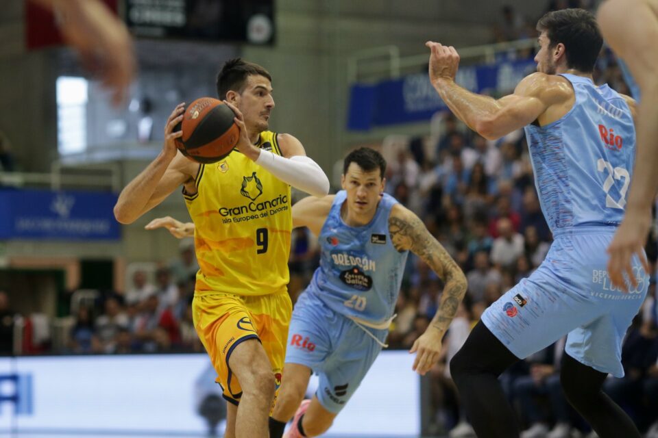 Nico Brussino en acción de ataque contra Río Breogán.