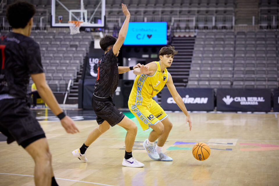Jorge Arteaga defendido por un jugador de Stellantis&You Granada.