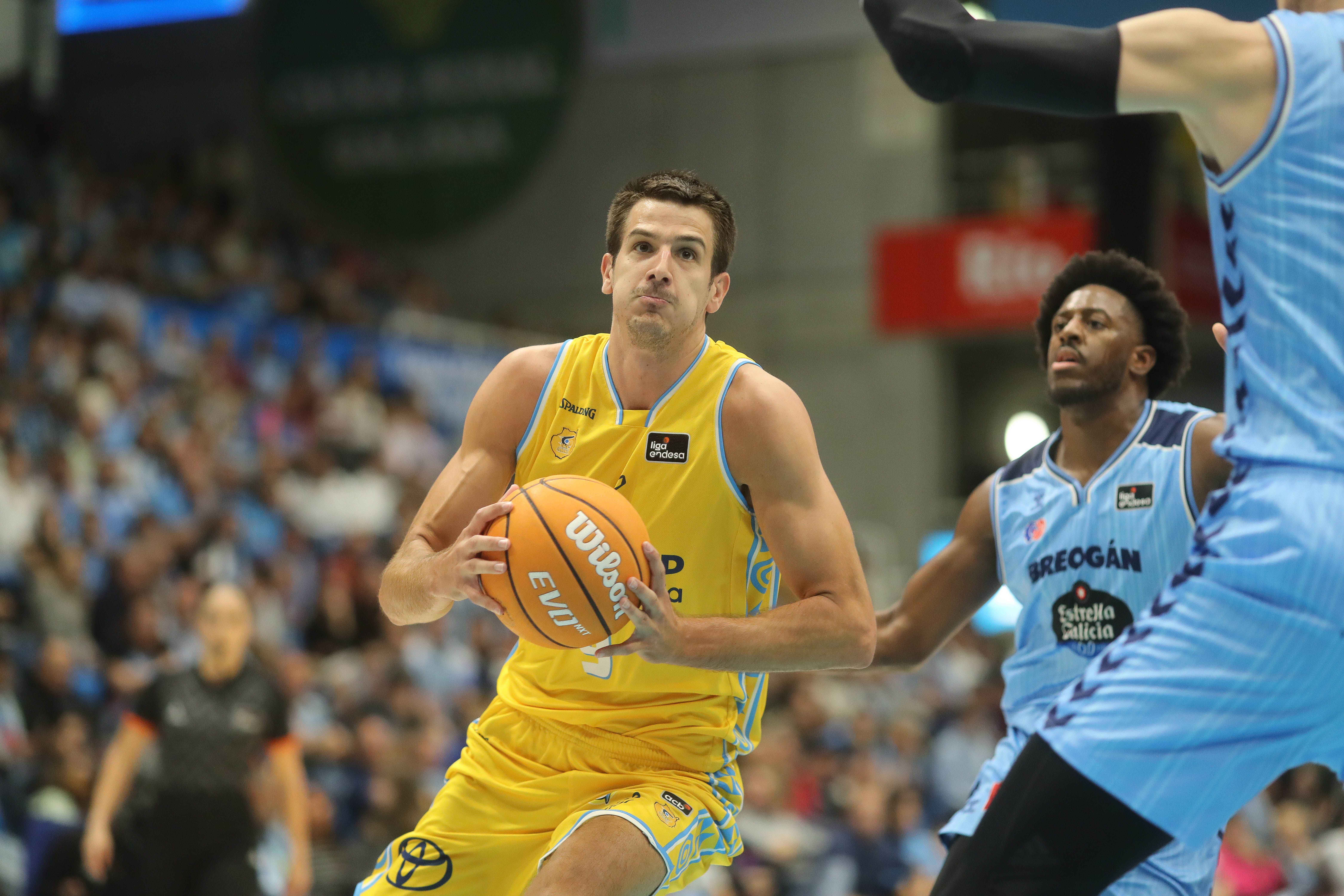 Nico Brussino penetra en el partido ante Río Breogán