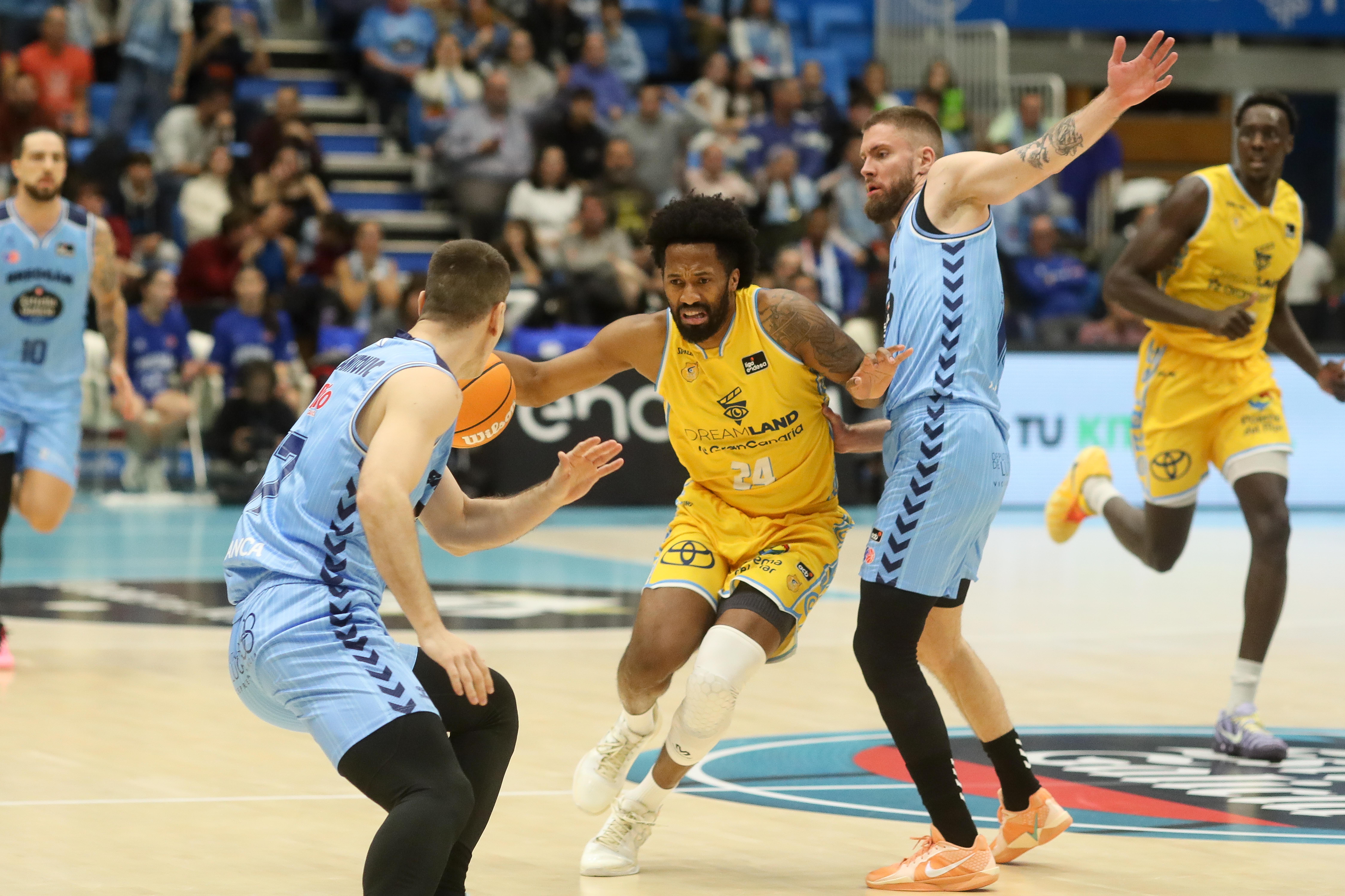 Braian Angola defendido por los jugadores de Río Breogán