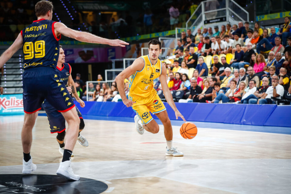 Nico Brussino botando el balón hacia la canasta en el partido ante MoraBanc Andorra.
