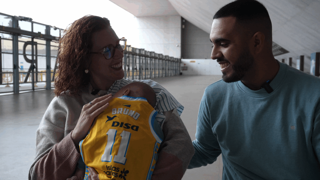 Yaneli y Tony con su bebé Bruno.