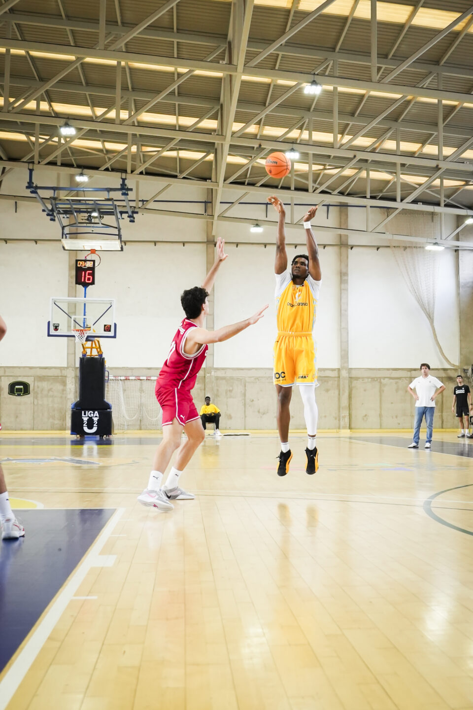 Arthur Tsafack, jugador del Gran Canaria U22, tirando a canasta.