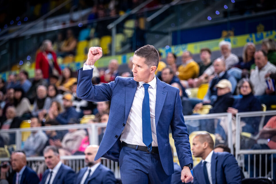 Jaka Lakovic dirigiendo a sus jugadores. 