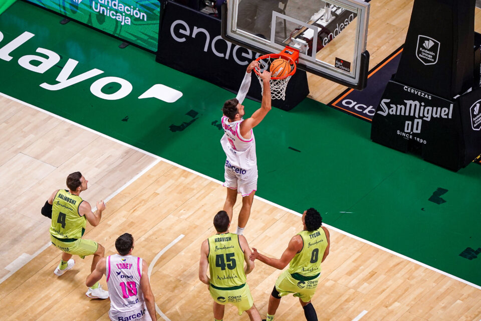 Nico Brussino hundiendo el balón en el aro. 
